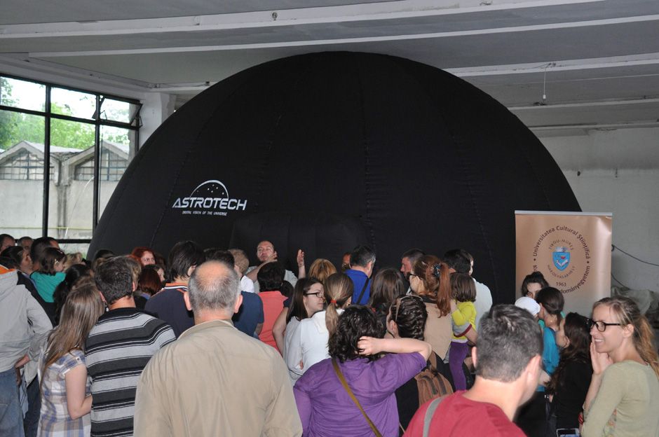 Digitális planetáriumi bemutatónap 2014-ben (Marosvásárhely, Erdély, Románia) 